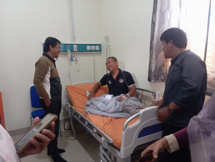 Kepedulian Sesama, Guru Dan Staf MAN 2 Bungo Jenguk Suami Rekan Kerja yang Dirawat di RS Permata Hati