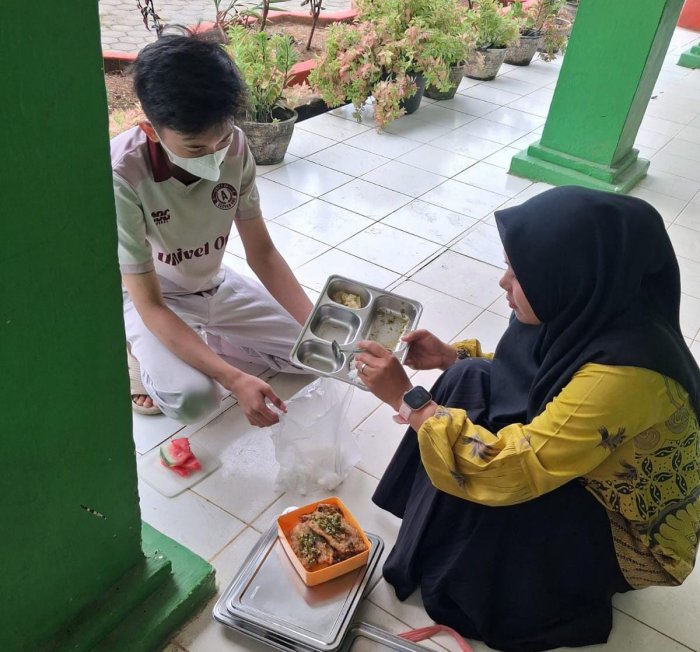 Sekolah Diliburkan Akibat Kabut Asap, MBG MAN 2 Bungo Tetap Disalurkan kepada Siswa