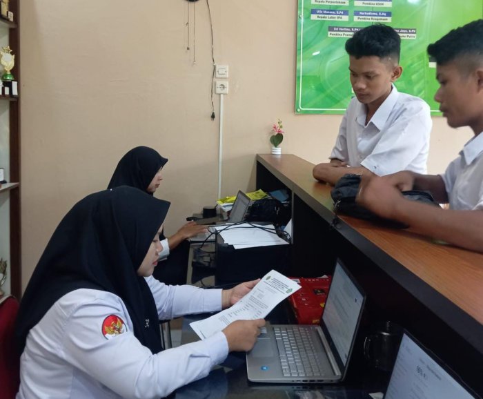 Zibran Irawan, Siswa Man 2 Bungo Ajukan Surat Aktivasi Pip Tahap Ii Ke PTSP Man 2 Bungo