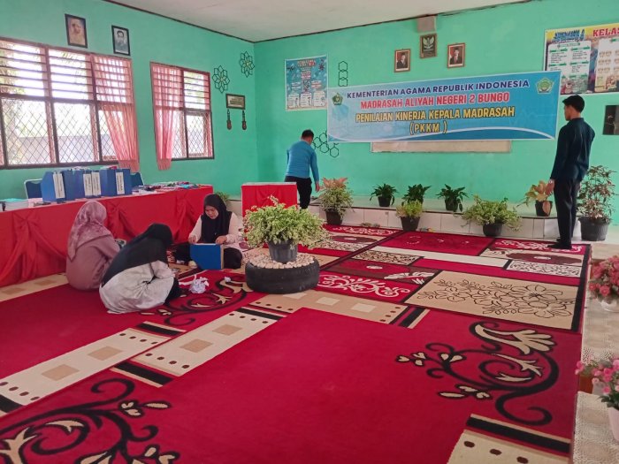 Guru MAN 2 Bungo Gotong Royong Siapkan Ruangan PKKM, Hiasi dengan Aneka Bunga
