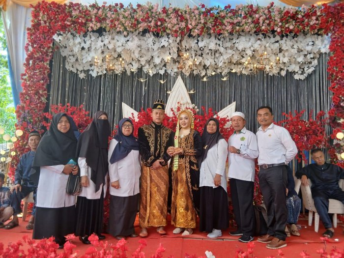 Wujud Kepedulian, Waka Humas dan Guru MAN 2 Bungo Hadiri Pernikahan Alumni