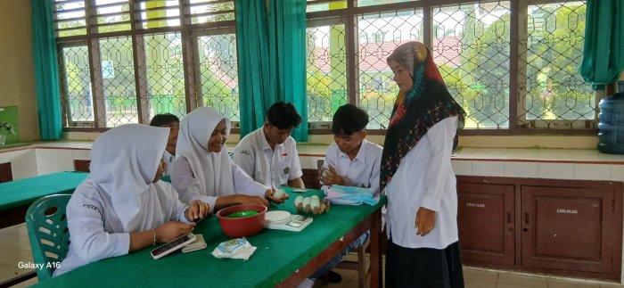 Kreatif dan Edukatif! Siswa Kelas XA Praktik PKWU Olah Telur Asin Bersama Ibu Ulia Munzana, S.Pd
