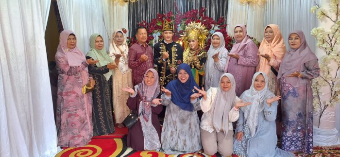 Kepala MAN 2 Bungo Bersama Rombongan Guru Hadiri Pesta Pernikahan Anak Pengawas Madrasah