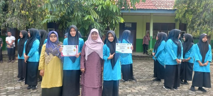 Kepala MAN 2 Bungo Serahkan Langsung Piagam Juara Umum kepada Siswa Berprestasi Kepala MAN 2 Bungo Serahkan Langsung Piagam Juara Umum kepada Siswa Berprestasi