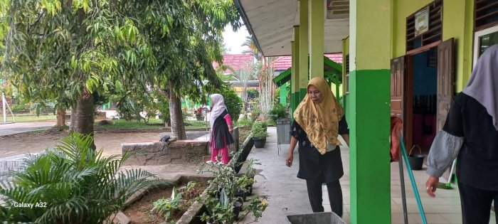 Kepala MAN 2 Bungo Bersama Panitia PMBM Gotong Royong Bersihkan Madrasah Jelang Tes Penerimaan Murid Baru Kepala MAN 2 Bungo Bersama Panitia PMBM Gotong Royong Bersihkan Madrasah Jelang Tes Penerimaan Murid Baru