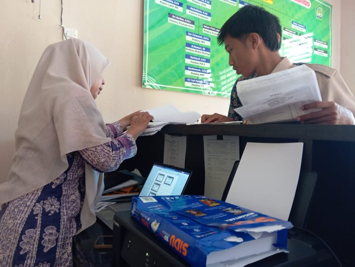 Siswa Kelas XII MAN 2 Bungo Klarifikasi Data Verval PD kepada Operator MAN 2 Bungo
