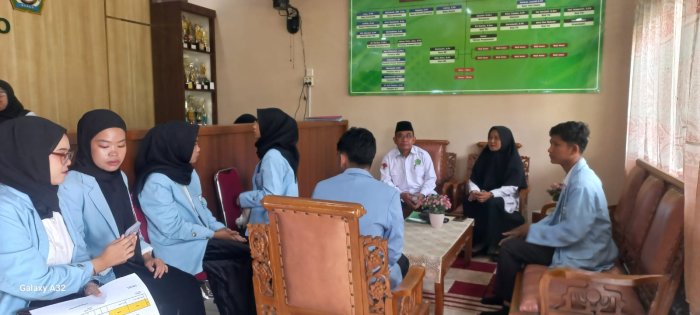 Waka Kurikulum MAN 2 Bungo Berikan Pengarahan kepada Mahasiswa PPLK Universitas Islam Yasni Bungo