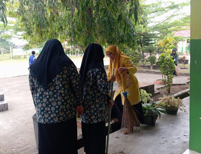 Sambut TKA Hari Kedua, Panitia TKA Kompak Bersihkan Ruang Ujian dan Halaman Madrasah Sebelum Sesi Pertama Dimula