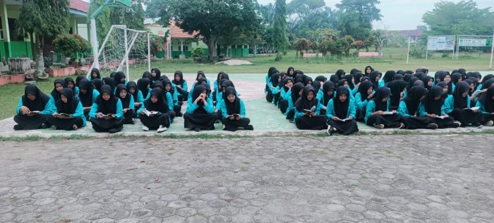 Menyejukkan Hati di Jumat Penuh Berkah : MAN 2 Bungo Gelar Yasinan Rutin Dipimpin Siswa Kelas XII M. Achdan Mangkubama