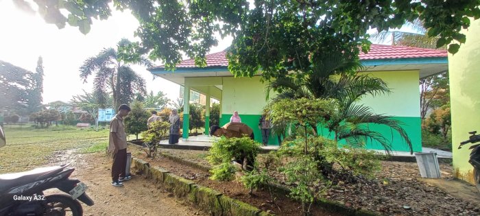 Suasana Pagi Tertib dan Nyaman, Guru Piket Kamis Ajak Siswa Gotong Royong